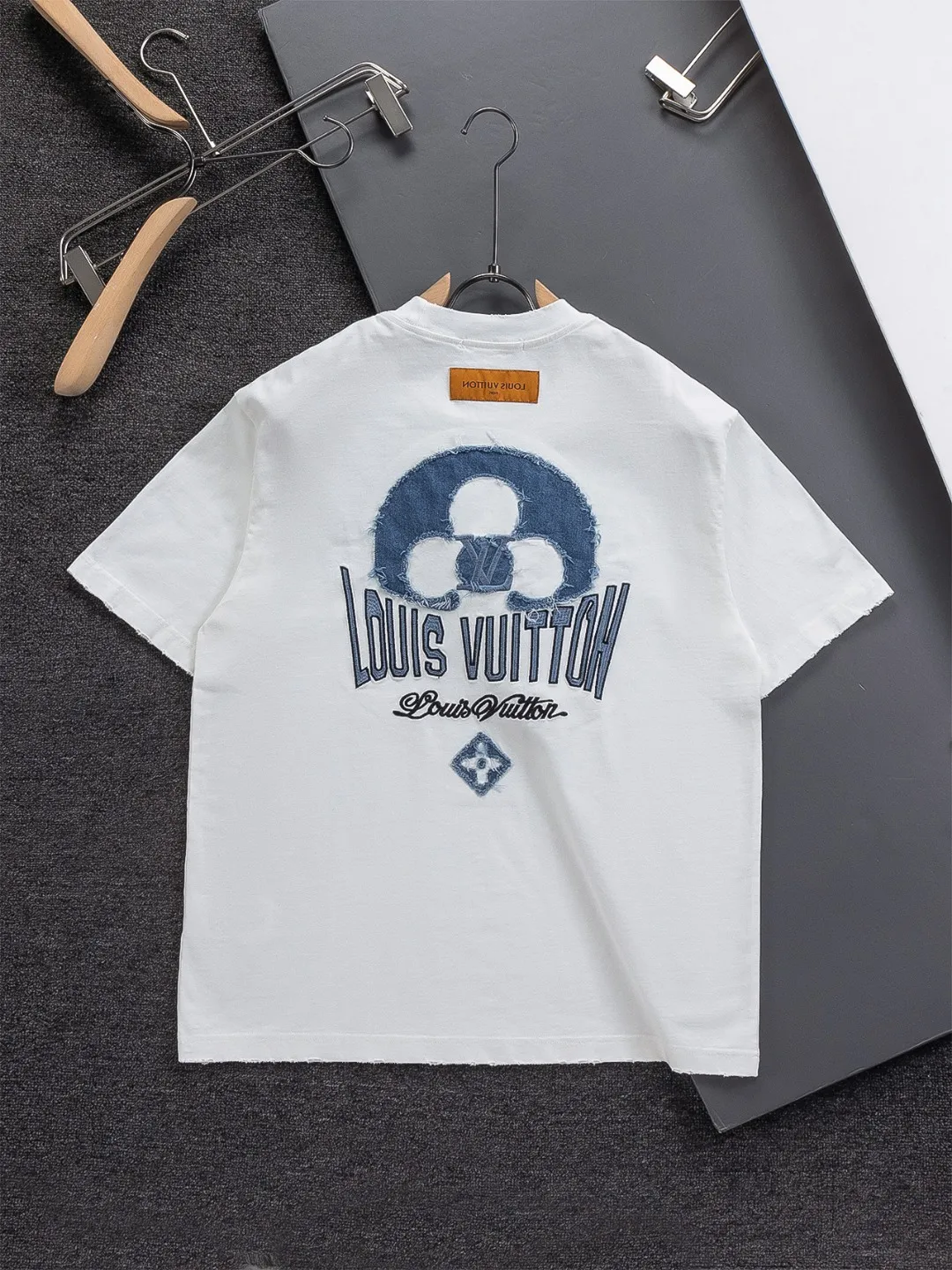 🅿️200 Louis Vuitton 1V LV lv slightly wide version S-XL LV 26ss new products are available at counters simultaneously. Multiple craftsmanship. Water-worn front and rear denim patches with letters 🪡 embroidery. Round neck short-sleeved T-shirt, same style for men and women! Consigned to one-to-one creation. Synchronized with the official website, pure cotton fabrics at the counter! It is close to the skin and comfortable, durable and easy to wear. It has a classic and simple logo design and meticulous original craftsmanship. Short-sleeves, a must-have item for men, do not appear to be the same for the general public, but must be unique and eye-catching. This LV short-sleeve is all about quality, comfort, the same shape and fashion as always, including fabrics and cutting techniques. All of them have been made with great effort! 320 grams of washed pure cotton fabric, pure cotton is breathable, very refreshing and comfortable for daily wear. The rib knitting on the neckline is smooth and tight, and the neckline will not be skewed if you toss it at will. The loose version, you will find that it looks really good on the upper body. The overall is minimalist and neat, super versatile for daily use! Pair it casually with a pair of pants for a youthful look. A T-shirt will make your outfit crazy. It is a fashionable item that can never go wrong! Color: Black White Size: S-XL Size chart: S: Shoulder width 50-Bust 56-Length 70 M: Shoulder width 52-Bust 57-Length 72 L: Shoulder width 54-Bust 59-Length 74 XL: Shoulder width 56-Bust 62-Length 76